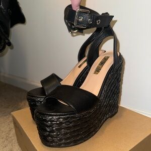 Black pump wedges